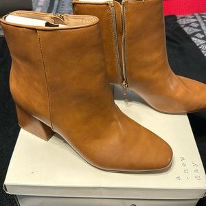 Low heel bootie